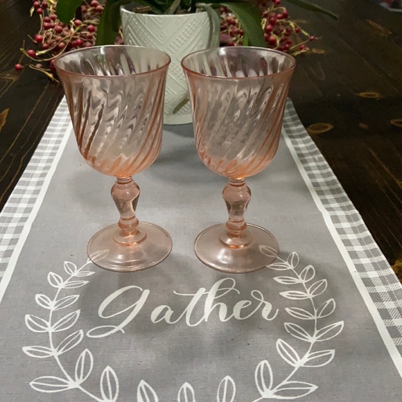 Vintage set of 2 Arcoroc France peach swirl glass